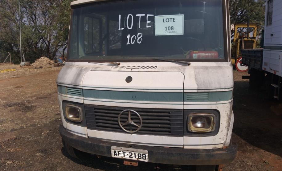 Veículos e equipamentos para doação em pátio de regional do DER