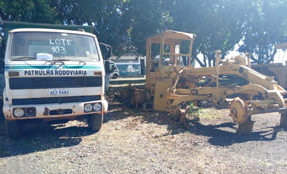 Veículos e equipamentos para doação em pátio de regional do DER