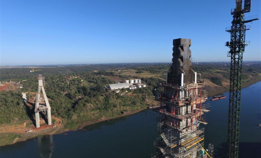 Obras na ponte na margem brasileira