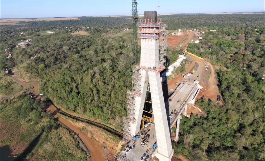 Obras na ponte na margem paraguaia