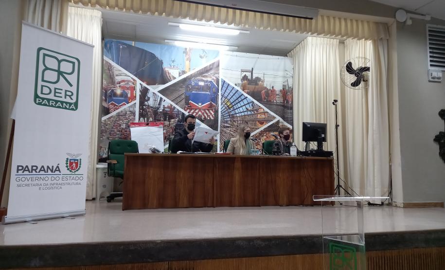 Abertura de envelopes no auditório do DER-PR