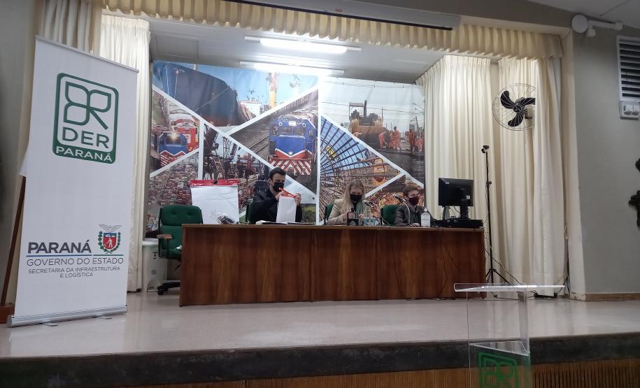 Abertura de envelopes no auditório do DER-PR