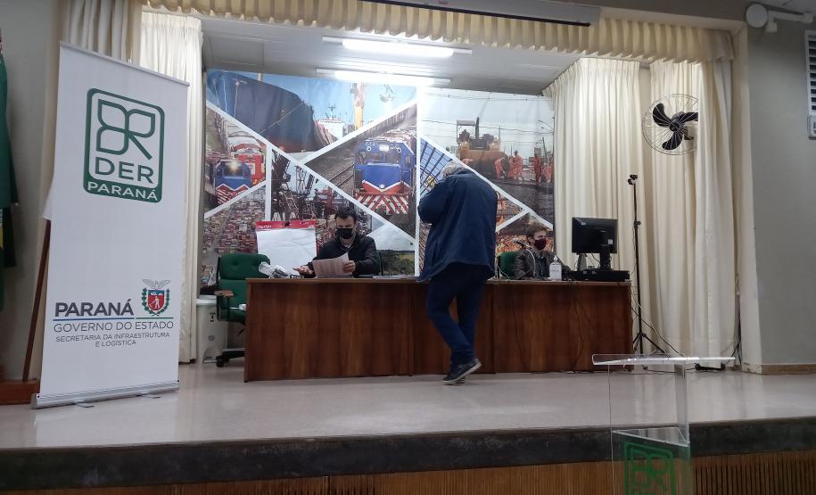 Abertura de envelopes no auditório do DER-PR