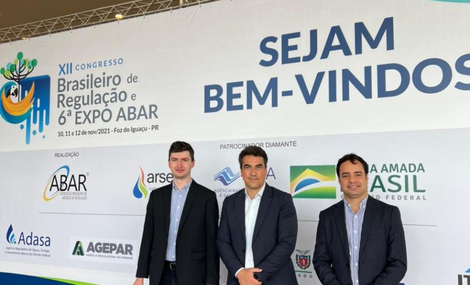 Diretor-geral do DER/PR Fernando Furiatti (centro), o diretor de Operações Alexandre Fernandes (direita), e o coordenador de concessões e pedágios rodoviários, Guilherme Luiz Conte (esquerda)