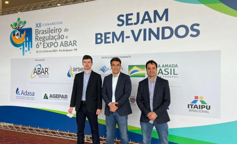 Diretor-geral do DER/PR Fernando Furiatti (centro), o diretor de Operações Alexandre Fernandes (direita), e o coordenador de concessões e pedágios rodoviários, Guilherme Luiz Conte (esquerda)