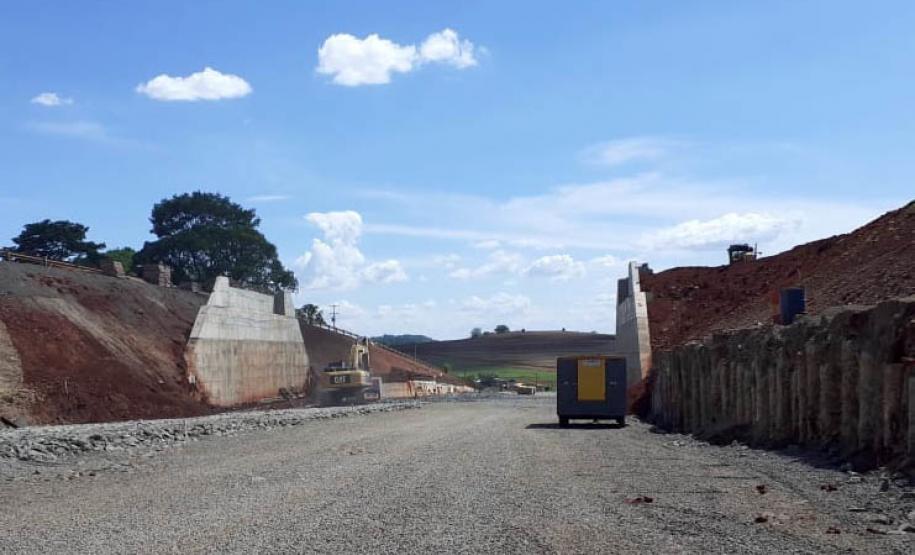 Novo viaduto de Água Boa em execução