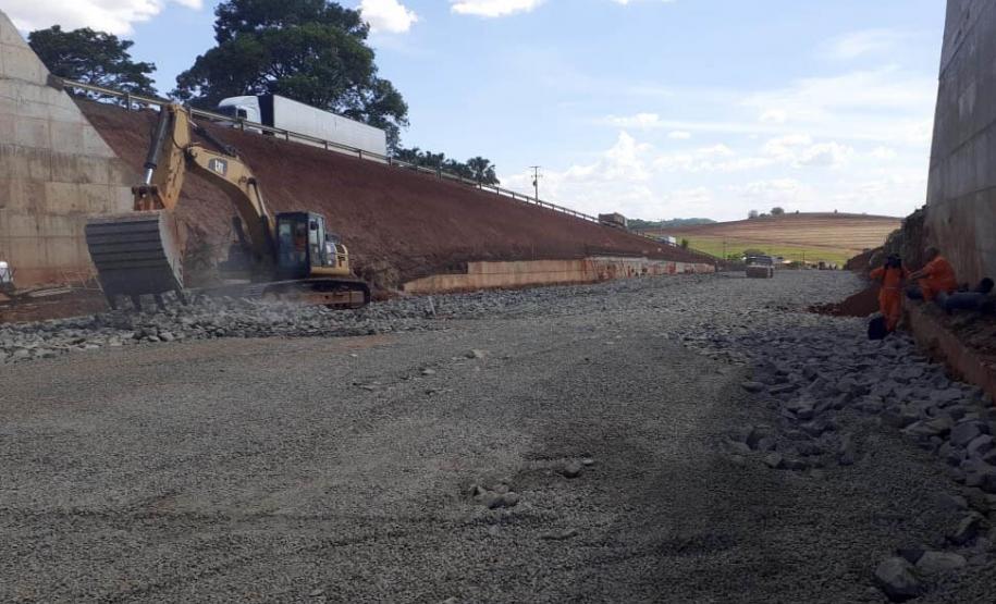 Novo viaduto de Água Boa em execução