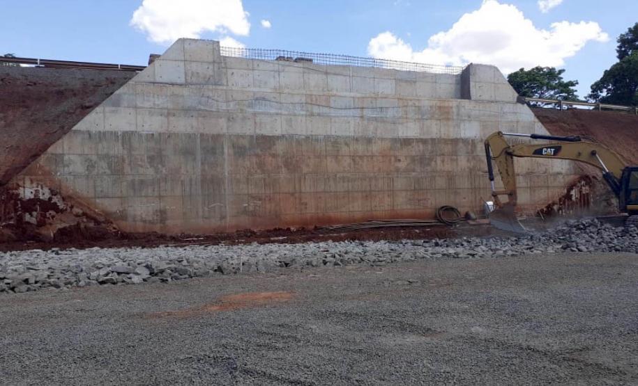 Novo viaduto de Água Boa em execução