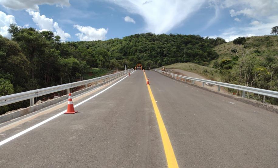 Sinalização sendo concluída em trecho da PR-650