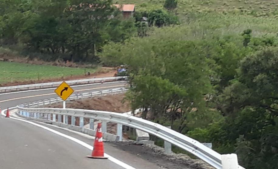 Sinalização sendo concluída em trecho da PR-650