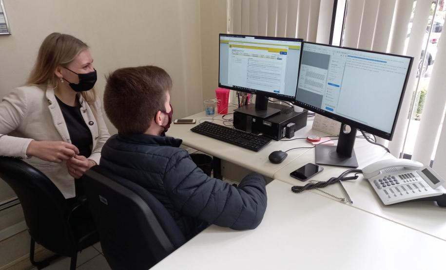 Equipe de licitação do DER/PR, durante pregão eletrônico da duplicação da Rodovia dos Minérios no perímetro urbano de Almirante Tamandaré