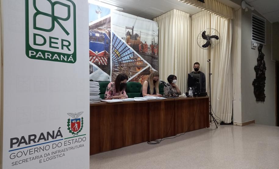 Sessão de abertura de envelopes no auditório do DER/PR