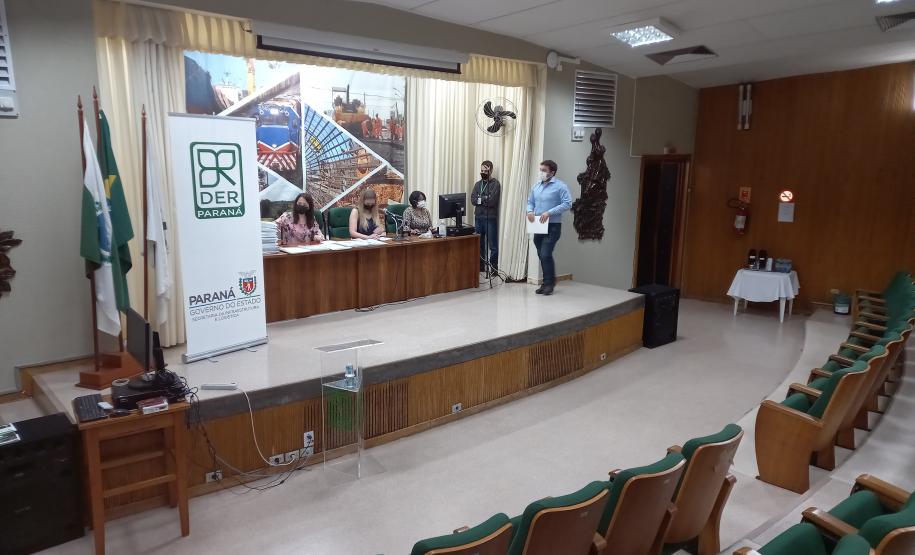 Sessão de abertura de envelopes no auditório do DER/PR