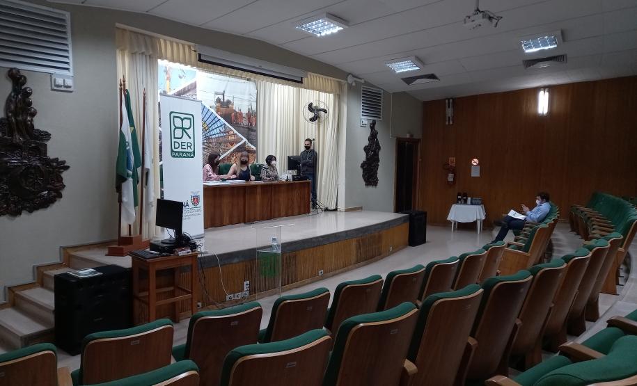 Sessão de abertura de envelopes no auditório do DER/PR