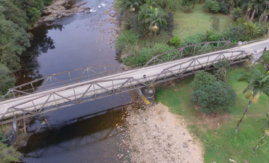 Ponte sobre o Rio Nhundiaquara