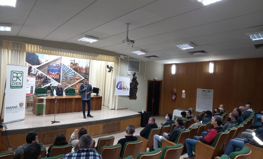 Abertura do curso de Agentes de Trânsito no auditório do DER/PR