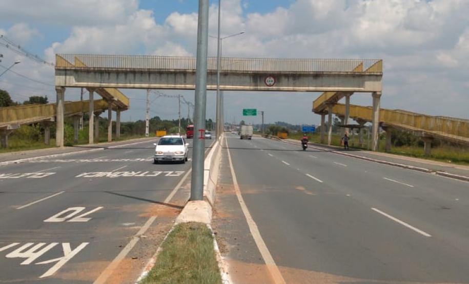 Obra inclui 39 novos conjuntos de postes de 15 metros de altura, substituição de postes danificados e instalação de novos equipamentos em trecho de mais de 14 quilômetros. Na foto, serviços executados em março.