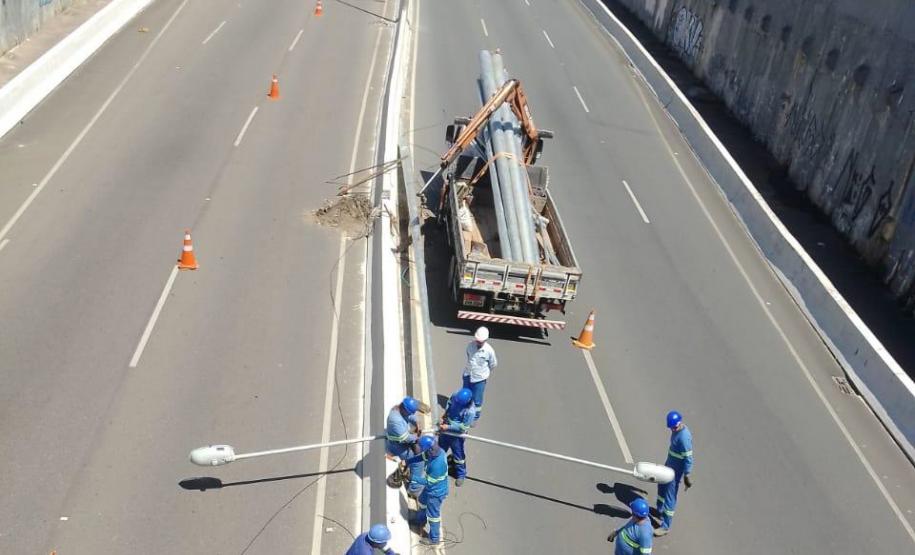 Obra inclui 39 novos conjuntos de postes de 15 metros de altura, substituição de postes danificados e instalação de novos equipamentos em trecho de mais de 14 quilômetros. Na foto, serviços executados em março.