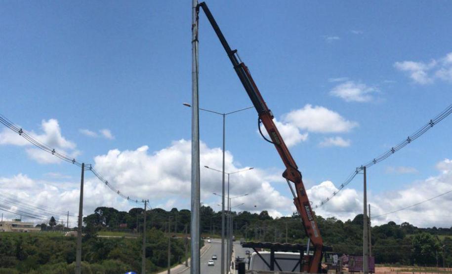 Obra inclui 39 novos conjuntos de postes de 15 metros de altura, substituição de postes danificados e instalação de novos equipamentos em trecho de mais de 14 quilômetros. Na foto, serviços executados em março.