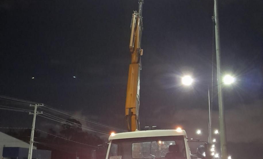 Obra inclui 39 novos conjuntos de postes de 15 metros de altura, substituição de postes danificados e instalação de novos equipamentos em trecho de mais de 14 quilômetros. Na foto, serviços executados em março.