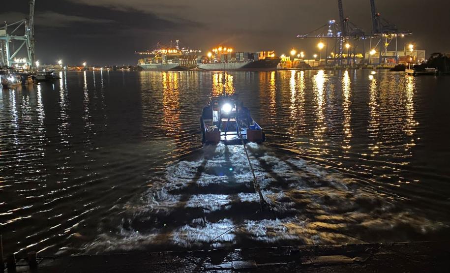 Ferry boat em deslocamento pelo Oceano Atlântico até Navegantes/SC