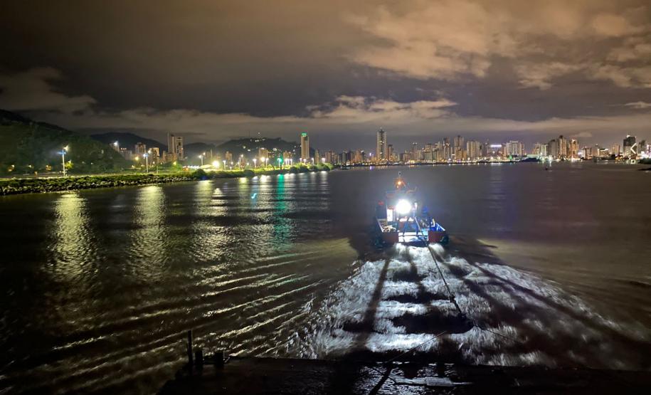 Ferry boat em deslocamento pelo Oceano Atlântico até Navegantes/SC