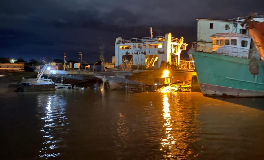 Ferry boat em deslocamento pelo Oceano Atlântico até Navegantes/SC