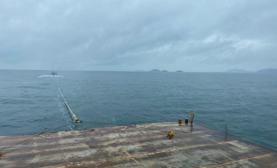 Ferry boat em deslocamento pelo Oceano Atlântico até Navegantes/SC