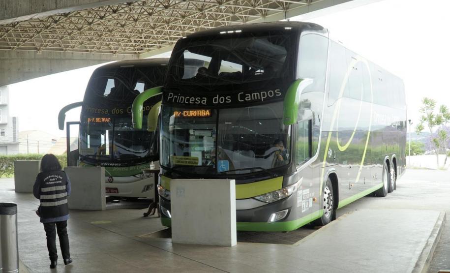 Ônibus em terminal