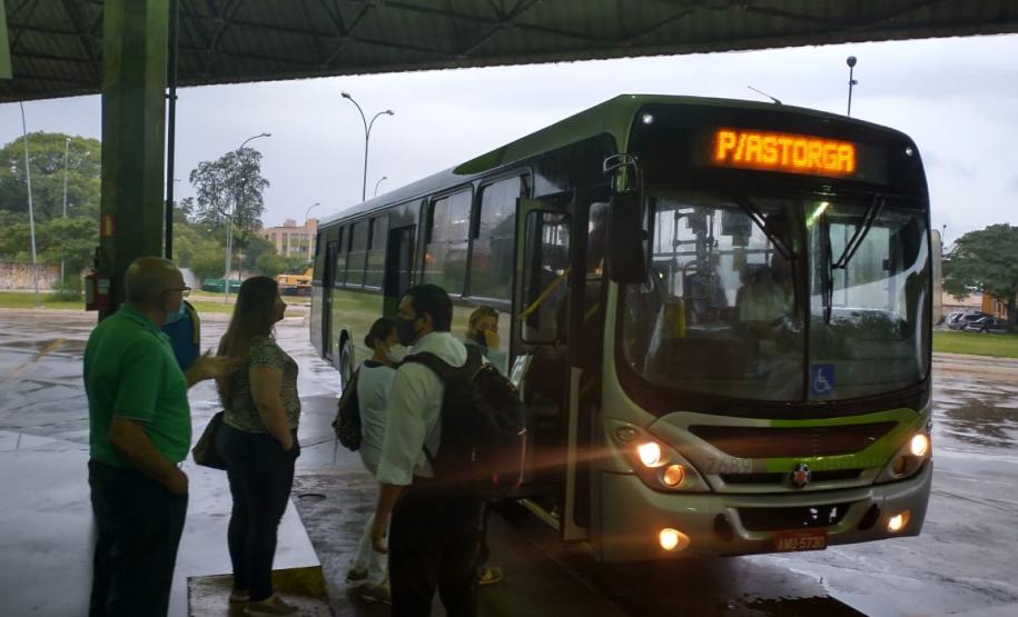 Ônibus em terminal