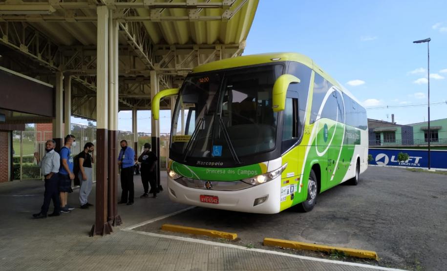 Ônibus em terminal