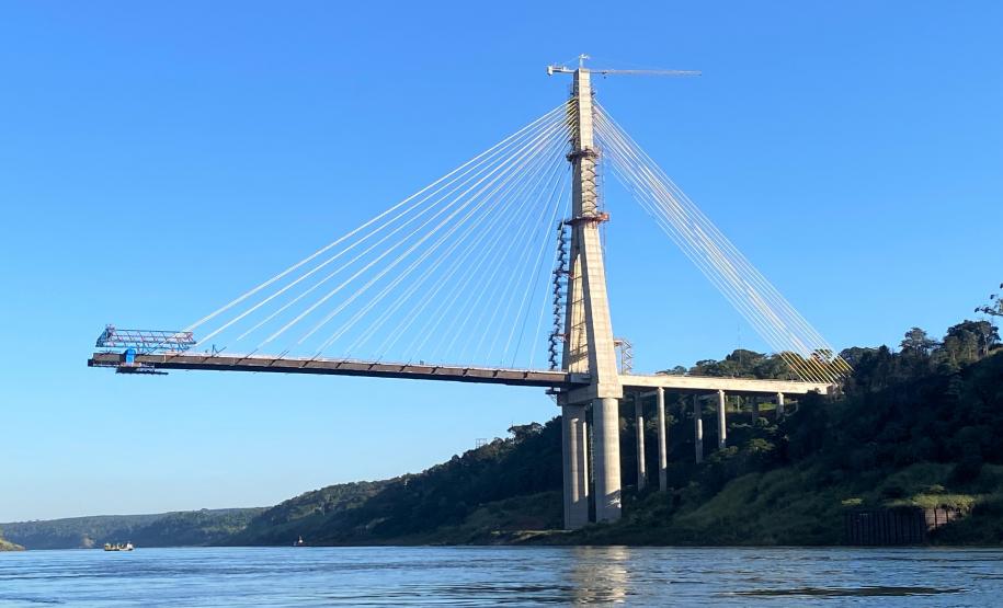 Ponte na margem paraguaia