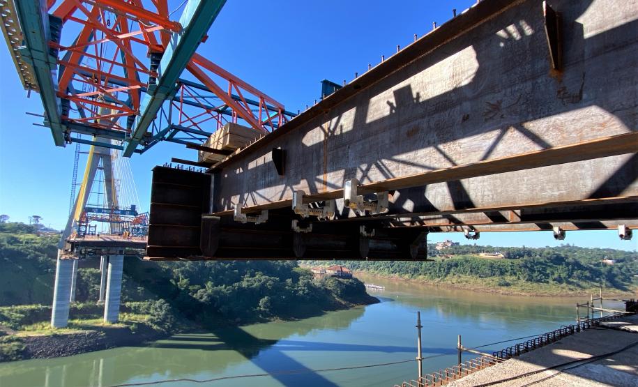 Ponte na margem paraguaia