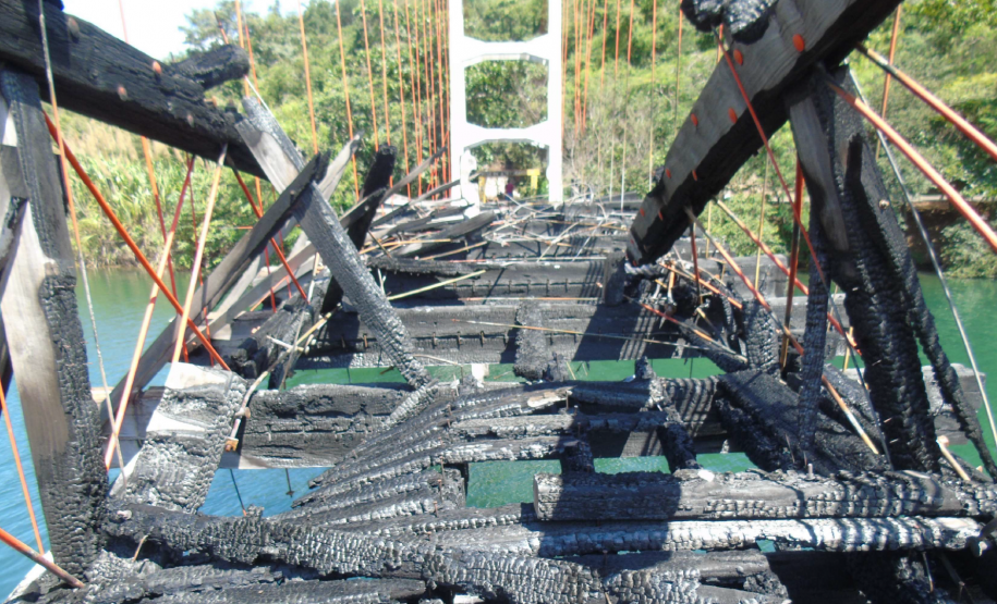 Ponte Pênsil de Ribeirão Claro