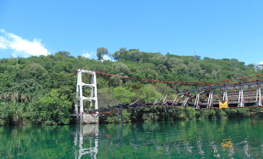 Ponte Pênsil de Ribeirão Claro