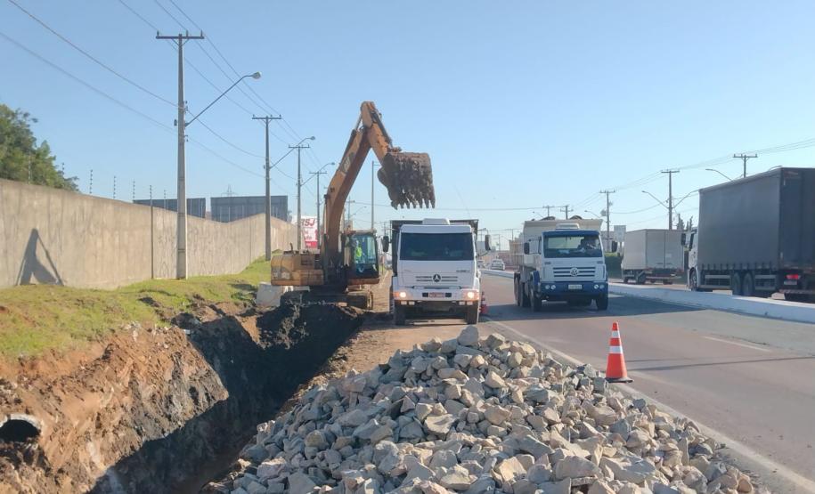 Serviços de implantação de dispositivos de drenagem e de escavação para execução dos muros de arrimo da estrutura do novo viaduto de São José dos Pinhais.