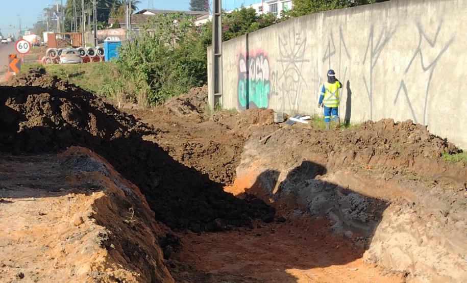 Serviços de implantação de dispositivos de drenagem e de escavação para execução dos muros de arrimo da estrutura do novo viaduto de São José dos Pinhais.