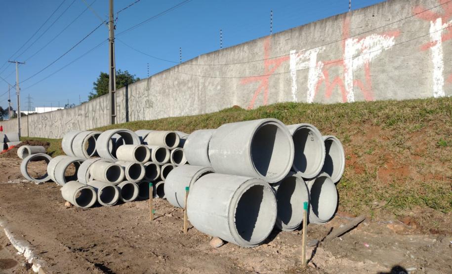 Serviços de implantação de dispositivos de drenagem e de escavação para execução dos muros de arrimo da estrutura do novo viaduto de São José dos Pinhais.