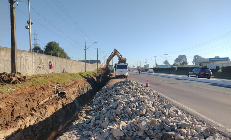 Serviços de implantação de dispositivos de drenagem e de escavação para execução dos muros de arrimo da estrutura do novo viaduto de São José dos Pinhais.