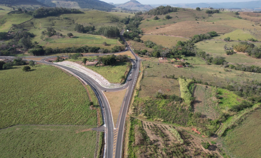 Curva concluída na PR-151 em Ribeirão Claro