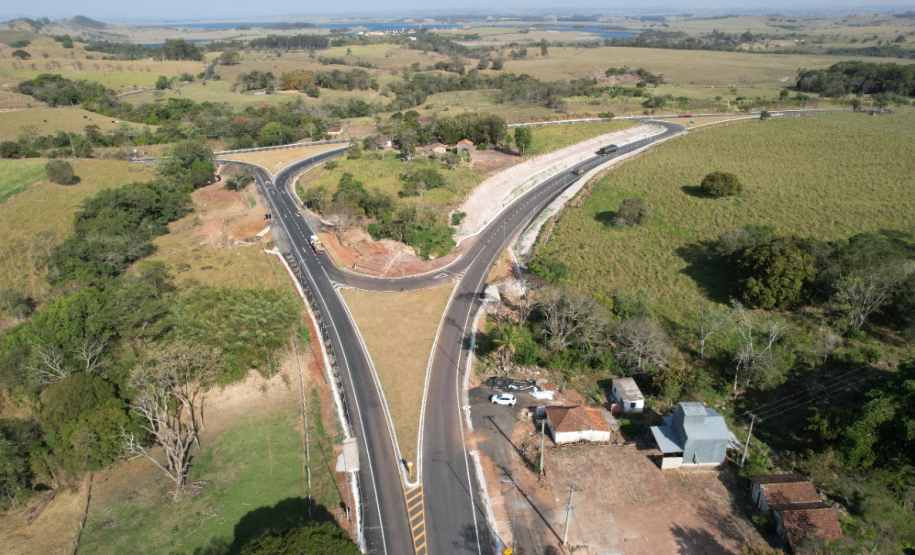 Curva concluída na PR-151 em Ribeirão Claro