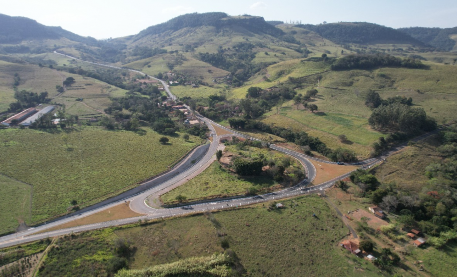 Curva concluída na PR-151 em Ribeirão Claro