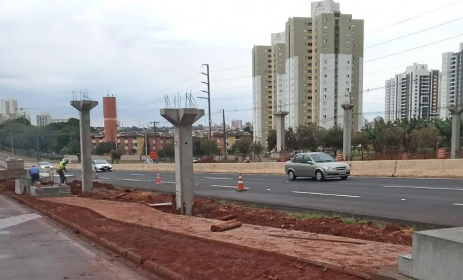 Colocação de pilares passarela PR-445