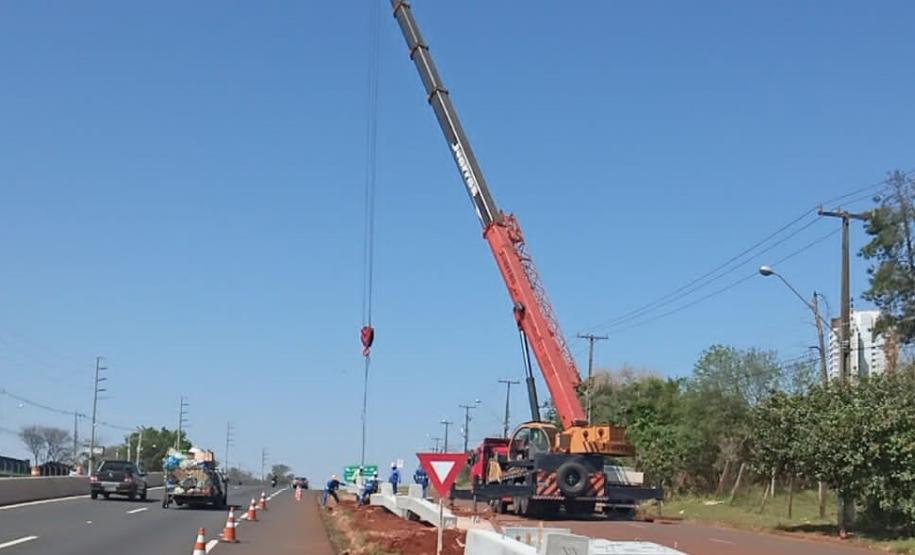 Colocação de pilares passarela PR-445