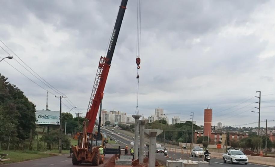 Colocação de pilares passarela PR-445