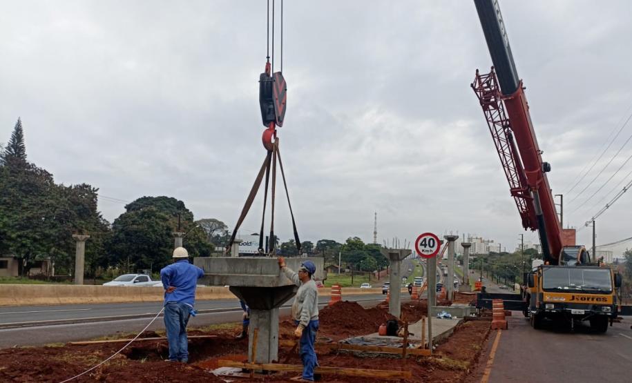 Colocação de pilares passarela PR-445