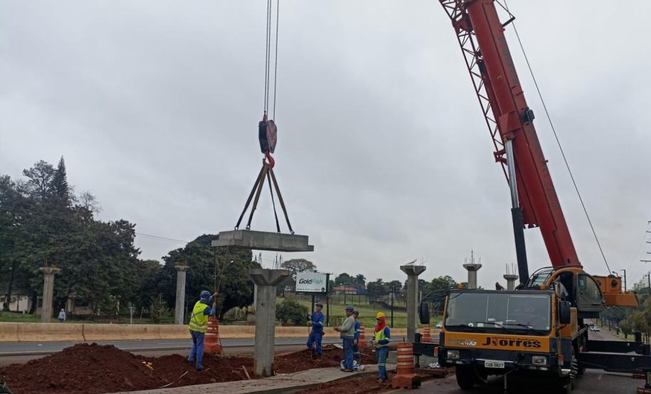 Colocação de pilares passarela PR-445