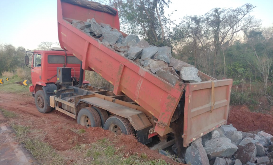 Correção de erosão na PR-492, em Tamboara