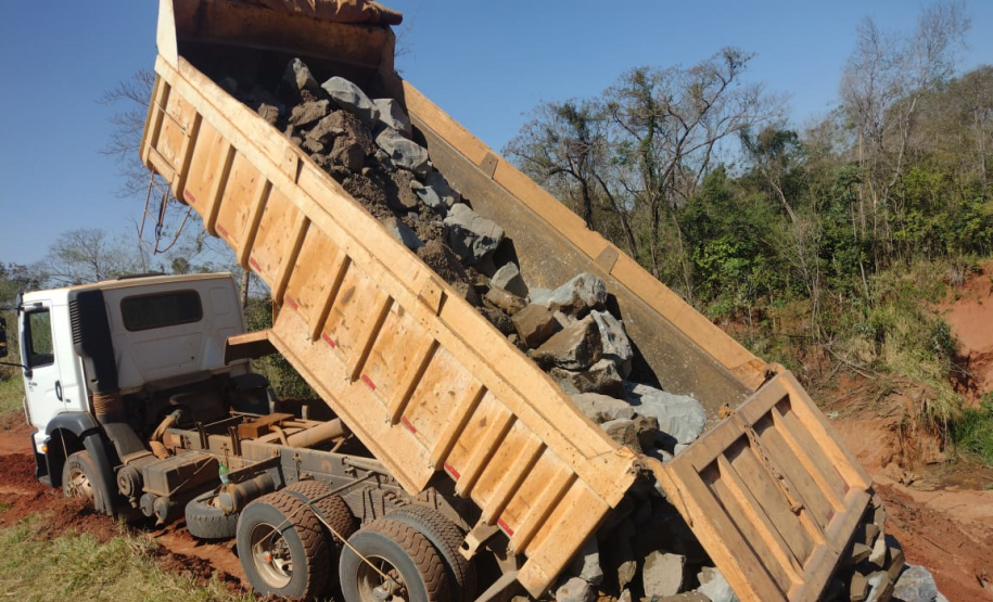 Correção de erosão na PR-492, em Tamboara