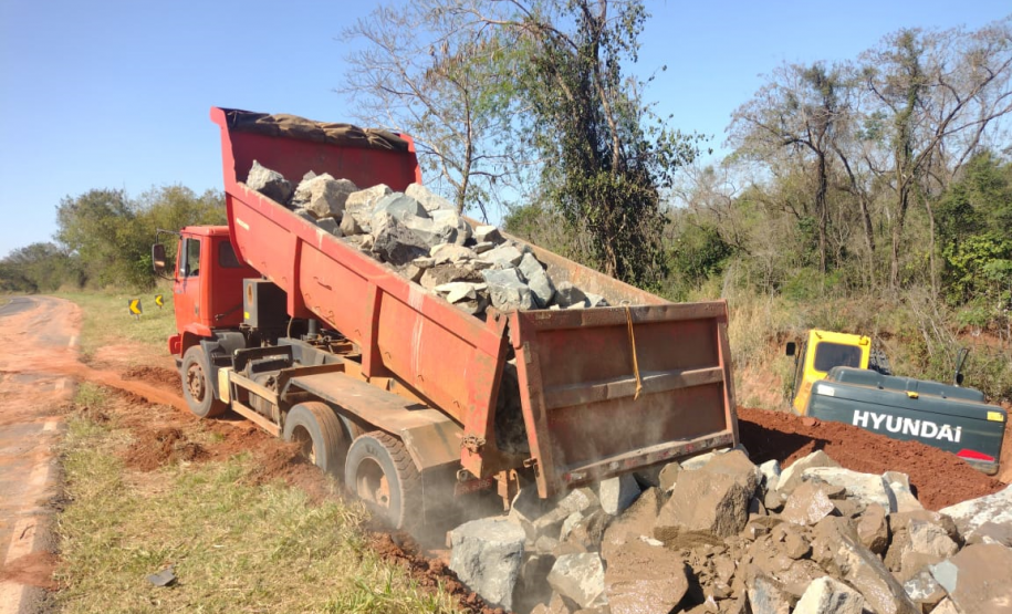 Correção de erosão na PR-492, em Tamboara